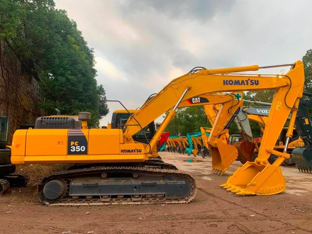 Komatsu PC 350-7 - Lánctalpas kotró: 1 kép. Komatsu PC 350-7 - Lánctalpas kotró: 1 kép.