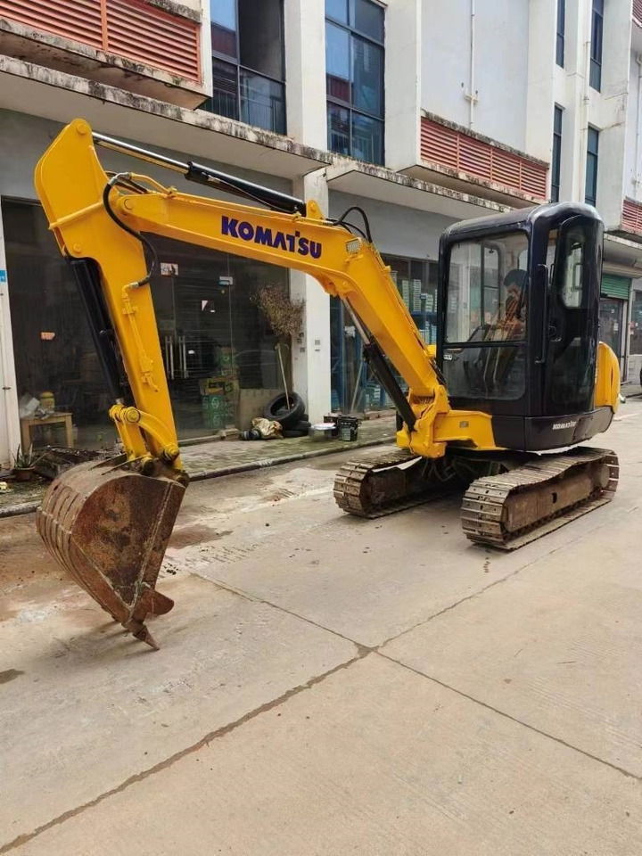 Komatsu PC 35MR-8 - Minikotró: 1 kép. Komatsu PC 35MR-8 - Minikotró: 1 kép.