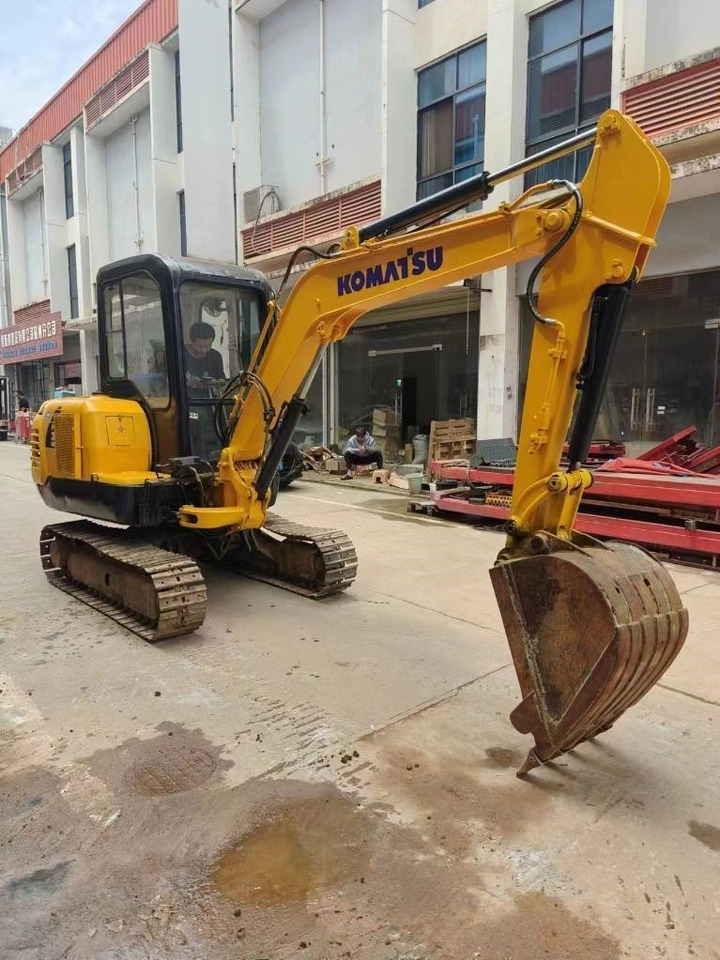 Komatsu PC 35MR-8 - Minikotró: 2 kép. Komatsu PC 35MR-8 - Minikotró: 2 kép.