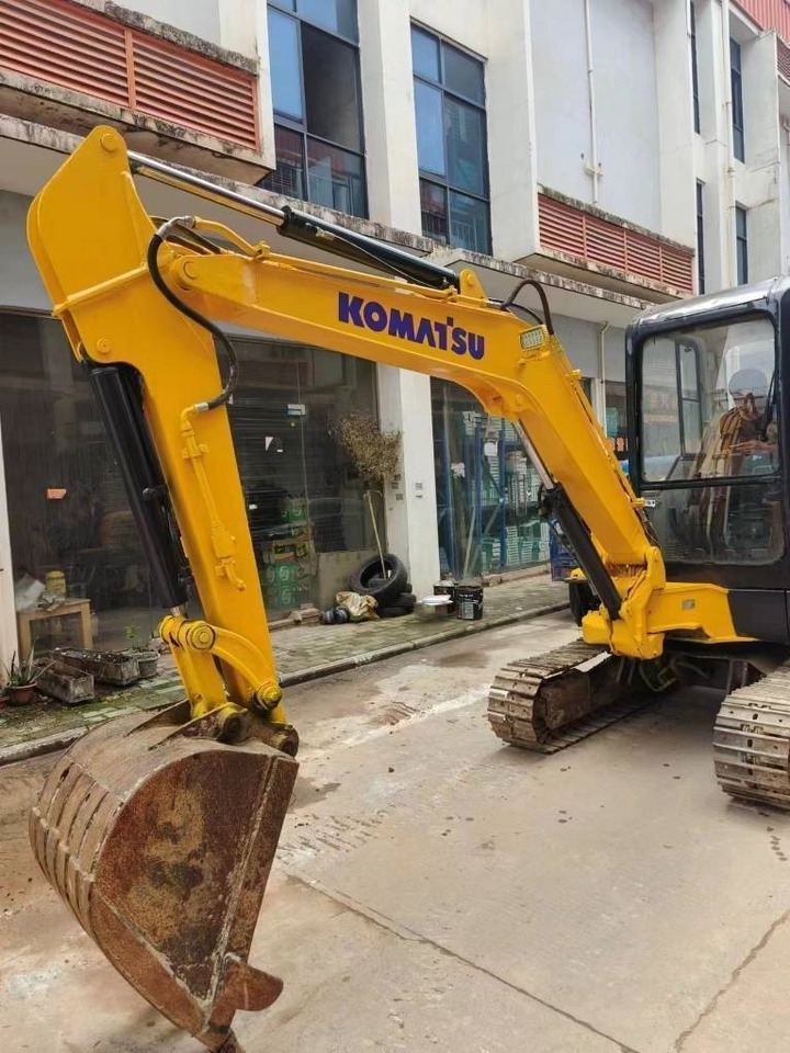 Komatsu PC 35MR-8 - Minikotró: 4 kép. Komatsu PC 35MR-8 - Minikotró: 4 kép.