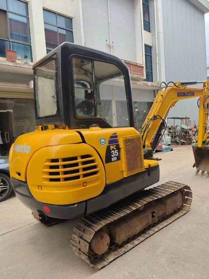 Komatsu PC 35MR-8 - Minikotró: 3 kép. Komatsu PC 35MR-8 - Minikotró: 3 kép.