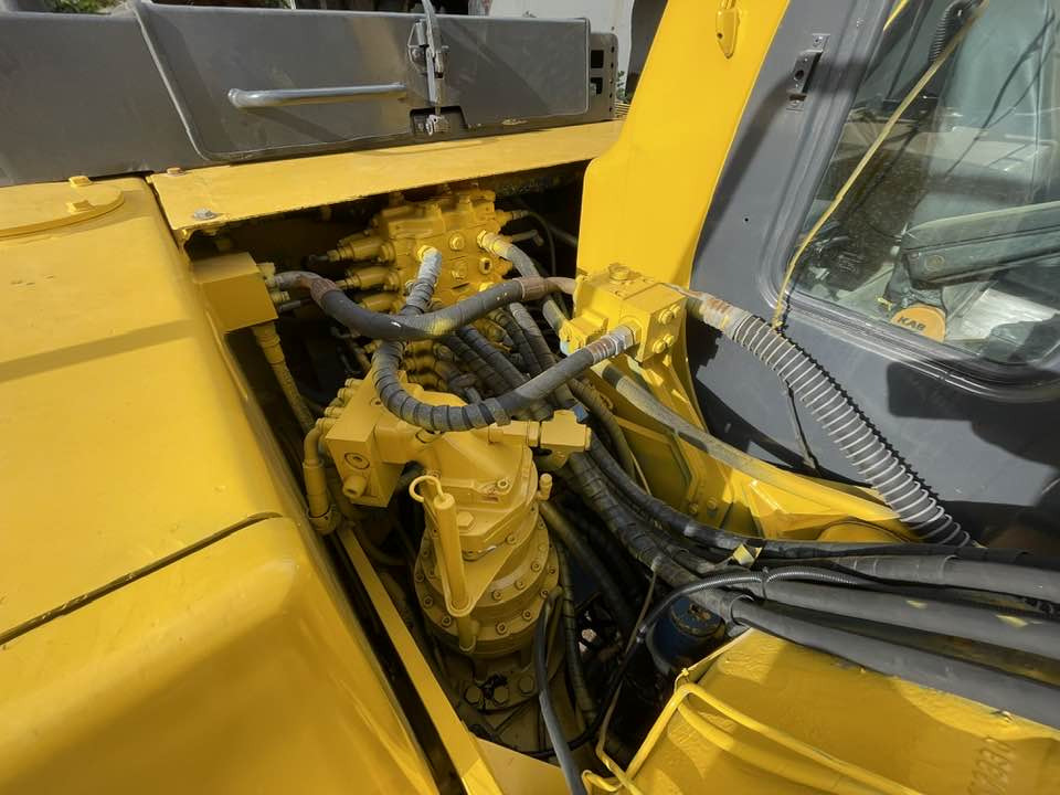 Komatsu PC160LC-7/-8 - Gumikerekes kotró: 4 kép. Komatsu PC160LC-7/-8 - Gumikerekes kotró: 4 kép.