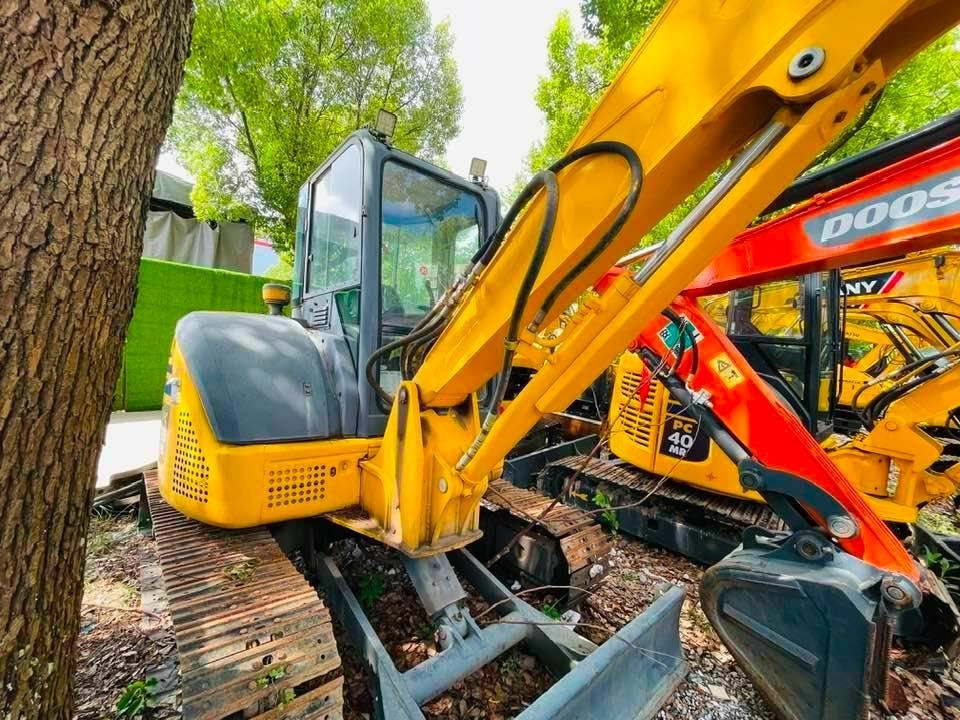 Komatsu PC55MR-2 - Minikotró: 3 kép. Komatsu PC55MR-2 - Minikotró: 3 kép.