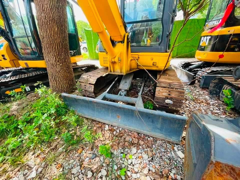 Komatsu PC55MR-2 - Minikotró: 4 kép. Komatsu PC55MR-2 - Minikotró: 4 kép.