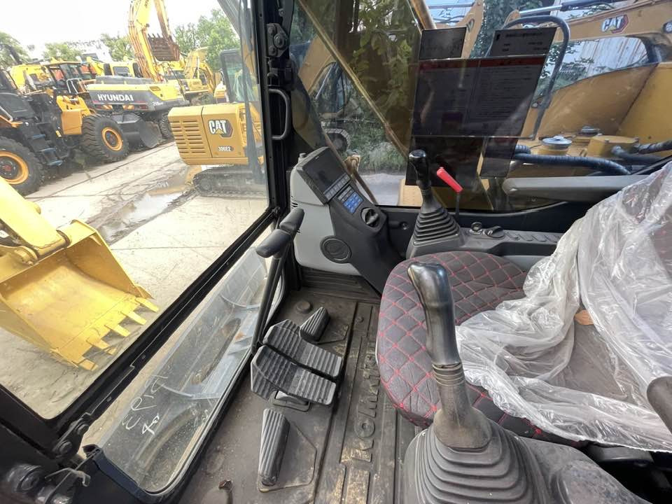 Komatsu PC70-8 - Minikotró: 4 kép. Komatsu PC70-8 - Minikotró: 4 kép.