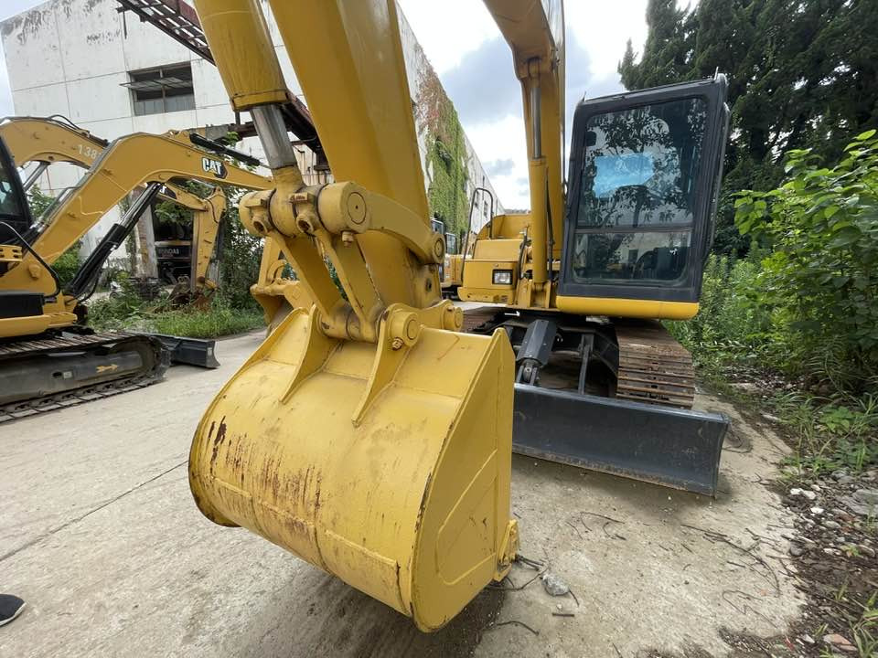 Komatsu PC70-8 - Minikotró: 3 kép. Komatsu PC70-8 - Minikotró: 3 kép.