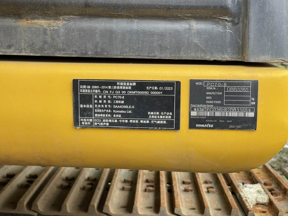 Komatsu PC70-8 - Minikotró: 2 kép. Komatsu PC70-8 - Minikotró: 2 kép.