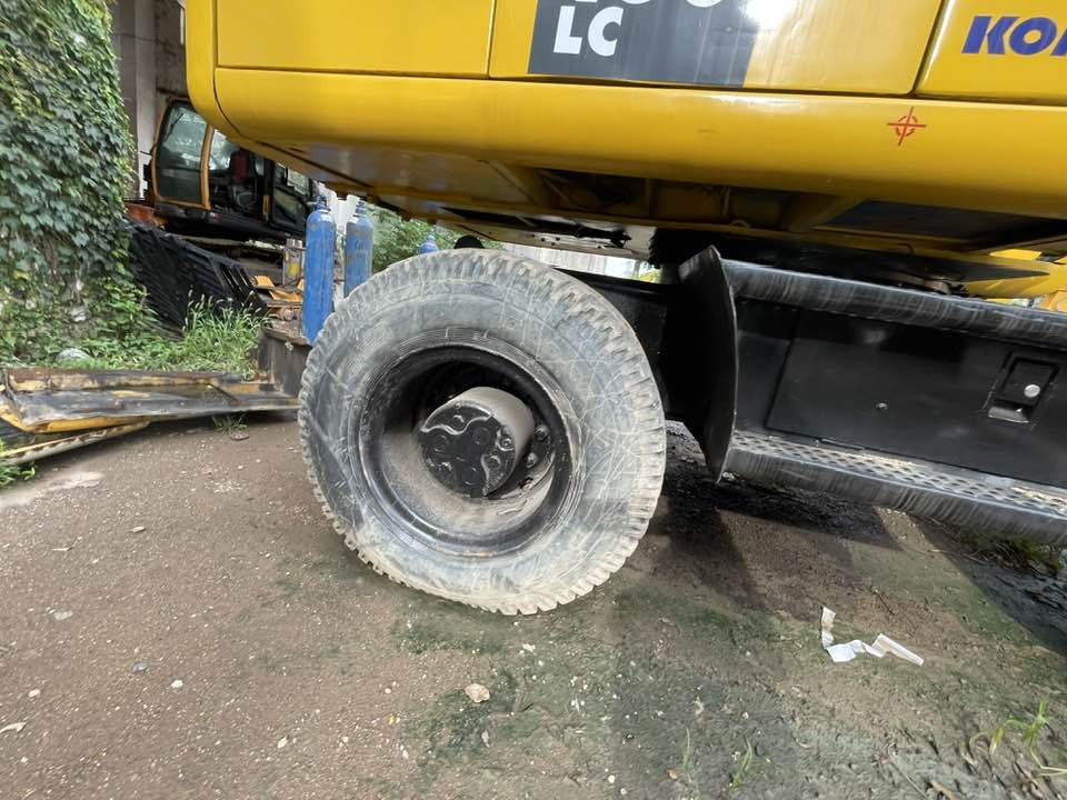 Komatsu PW160 - Gumikerekes kotró: 5 kép. Komatsu PW160 - Gumikerekes kotró: 5 kép.
