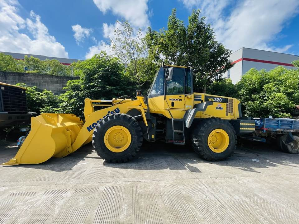 Komatsu WA320-8 - Gumikerekes homlokrakodó: 1 kép. Komatsu WA320-8 - Gumikerekes homlokrakodó: 1 kép.