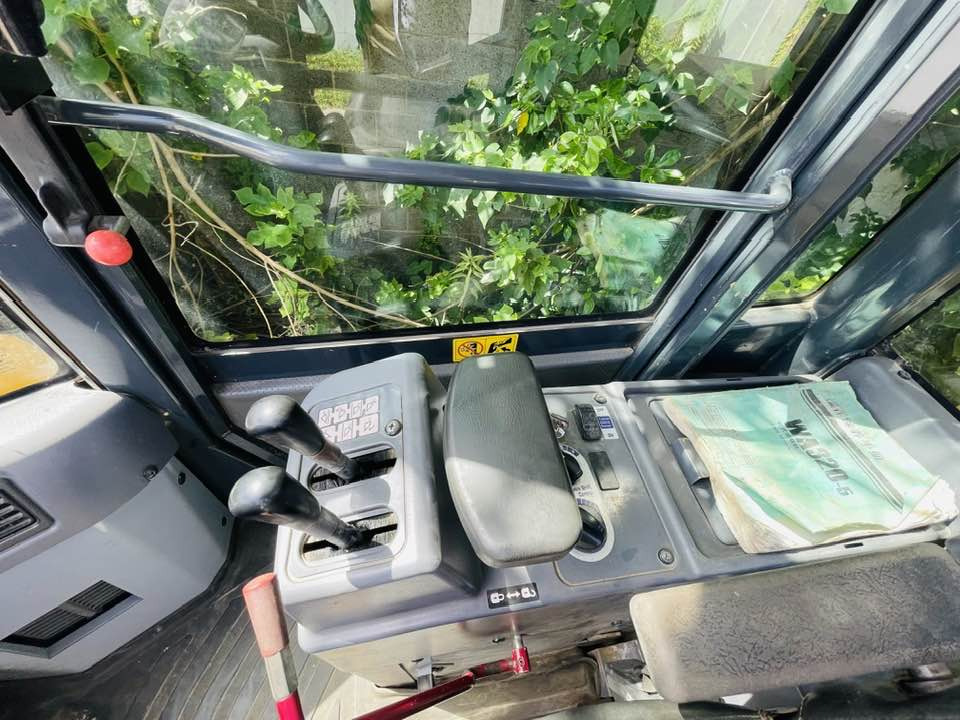 Komatsu WA320-8 - Gumikerekes homlokrakodó: 3 kép. Komatsu WA320-8 - Gumikerekes homlokrakodó: 3 kép.