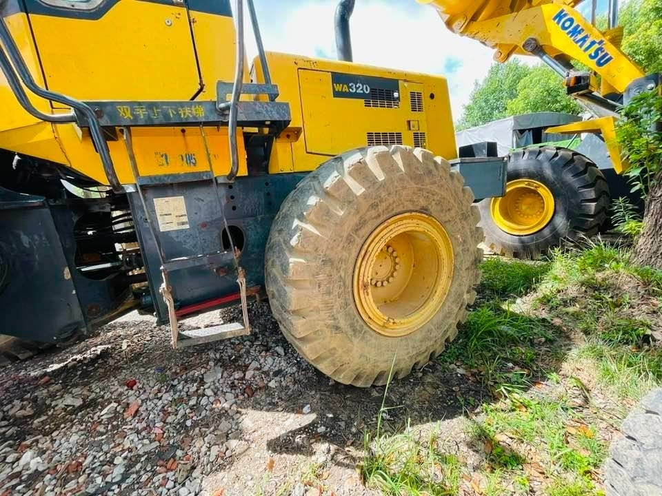 Komatsu WA320 - Gumikerekes homlokrakodó: 3 kép. Komatsu WA320 - Gumikerekes homlokrakodó: 3 kép.