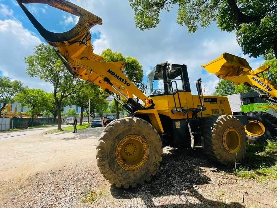 Komatsu WA320 - Gumikerekes homlokrakodó: 2 kép. Komatsu WA320 - Gumikerekes homlokrakodó: 2 kép.
