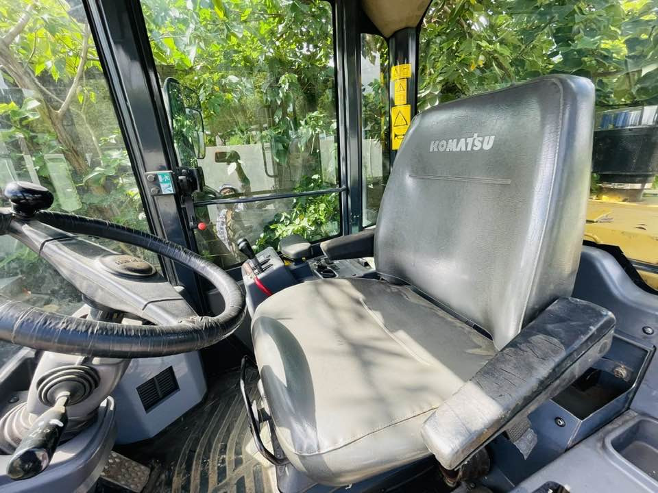 Komatsu WA320 - Gumikerekes homlokrakodó: 2 kép. Komatsu WA320 - Gumikerekes homlokrakodó: 2 kép.