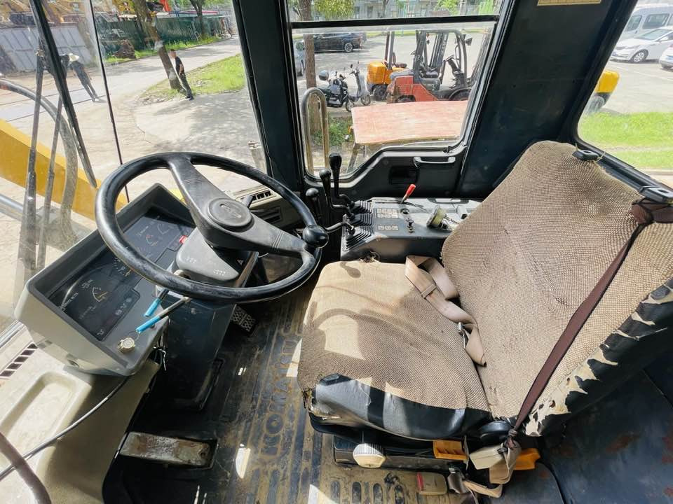 Komatsu WA320 - Gumikerekes homlokrakodó: 4 kép. Komatsu WA320 - Gumikerekes homlokrakodó: 4 kép.