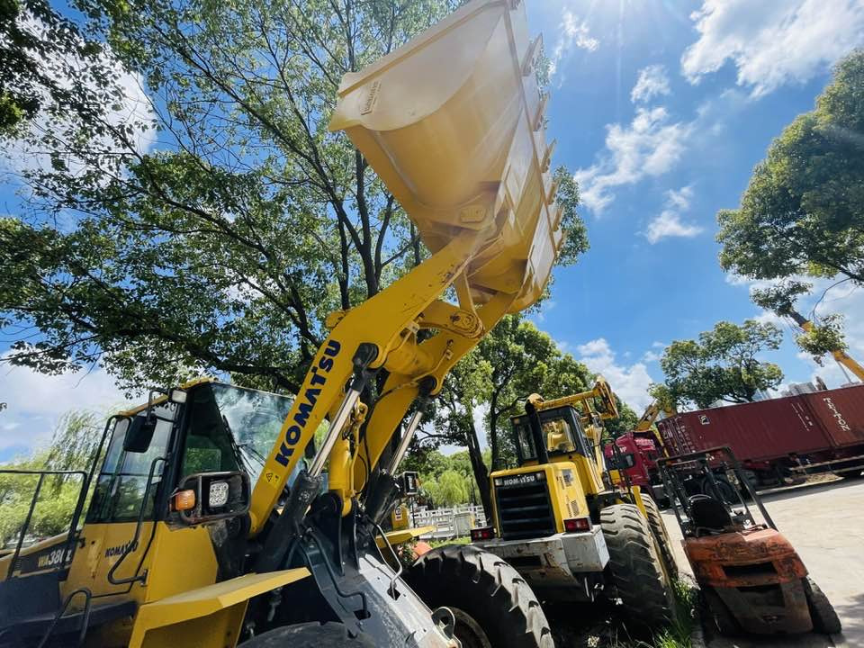 Komatsu WA380-8 - Gumikerekes homlokrakodó: 4 kép. Komatsu WA380-8 - Gumikerekes homlokrakodó: 4 kép.