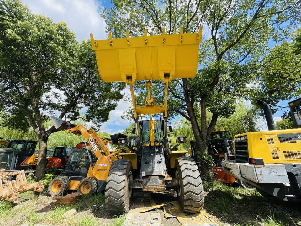 Komatsu WA380-8 - Gumikerekes homlokrakodó: 5 kép. Komatsu WA380-8 - Gumikerekes homlokrakodó: 5 kép.