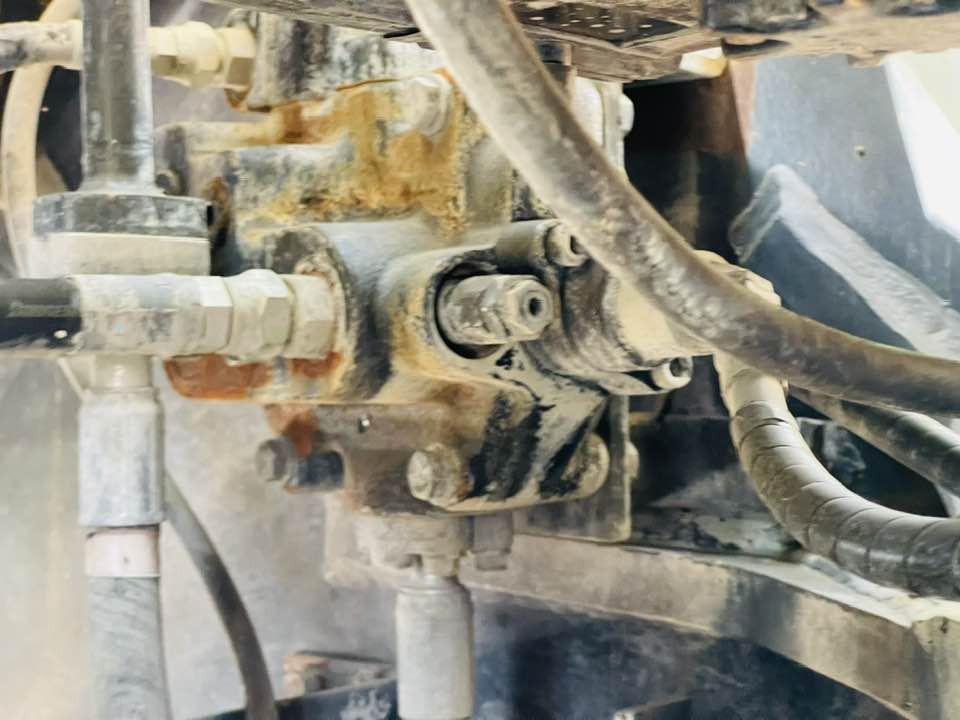 Komatsu WA380-8 - Gumikerekes homlokrakodó: 2 kép. Komatsu WA380-8 - Gumikerekes homlokrakodó: 2 kép.