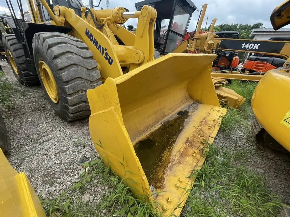 Komatsu WA470 - Gumikerekes homlokrakodó: 5 kép. Komatsu WA470 - Gumikerekes homlokrakodó: 5 kép.