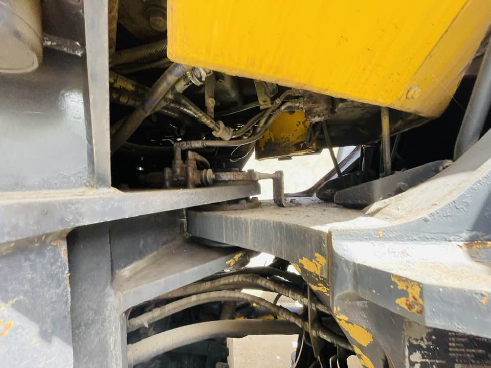 Komatsu WA500-8 - Gumikerekes homlokrakodó: 2 kép. Komatsu WA500-8 - Gumikerekes homlokrakodó: 2 kép.