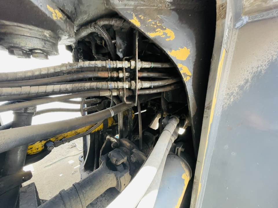 Komatsu WA500-8 - Gumikerekes homlokrakodó: 3 kép. Komatsu WA500-8 - Gumikerekes homlokrakodó: 3 kép.