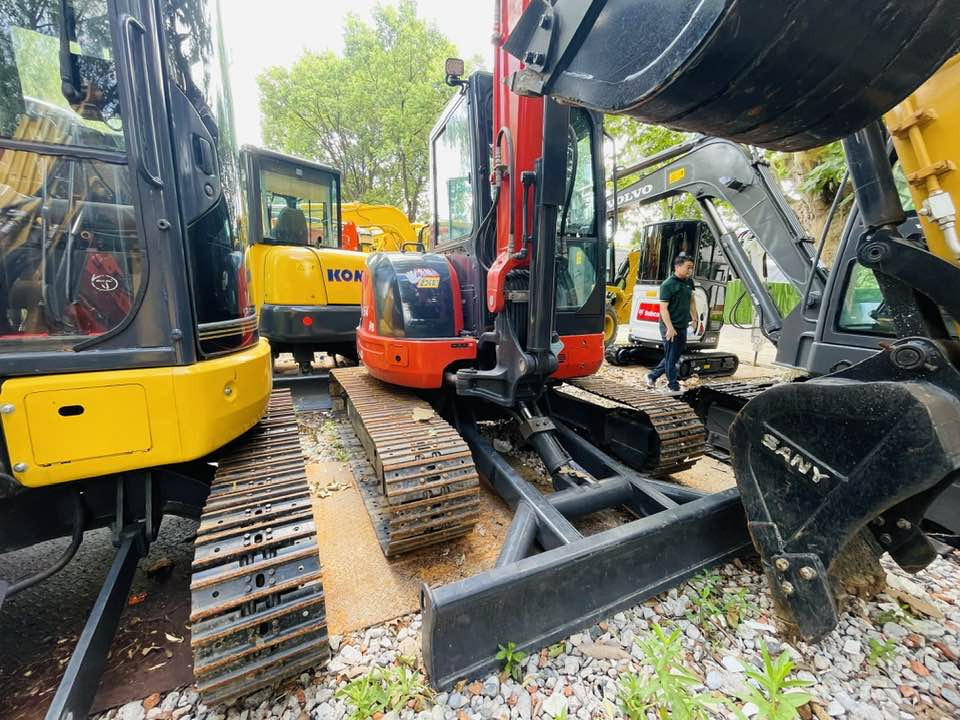 Kubota U55-4 - Minikotró: 2 kép. Kubota U55-4 - Minikotró: 2 kép.