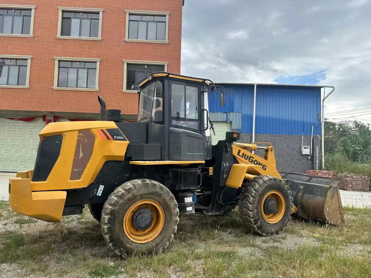 LIUGONG 835 - Gumikerekes homlokrakodó: 4 kép. LIUGONG 835 - Gumikerekes homlokrakodó: 4 kép.