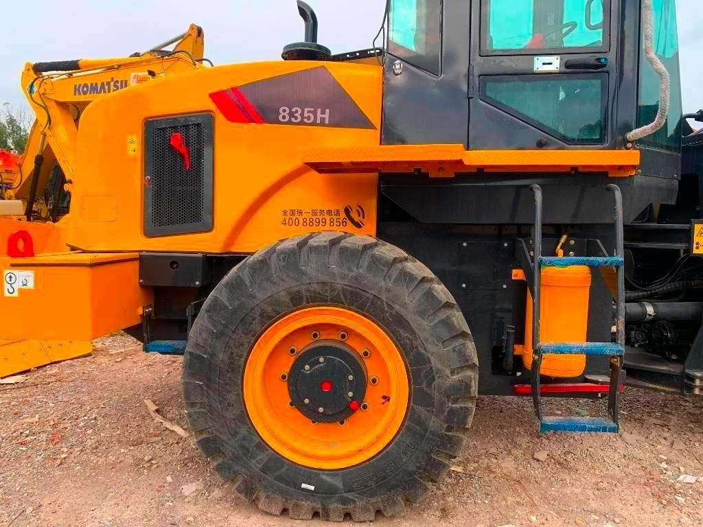 Liugong 835 H - Lánctalpas homlokrakodó: 5 kép. Liugong 835 H - Lánctalpas homlokrakodó: 5 kép.