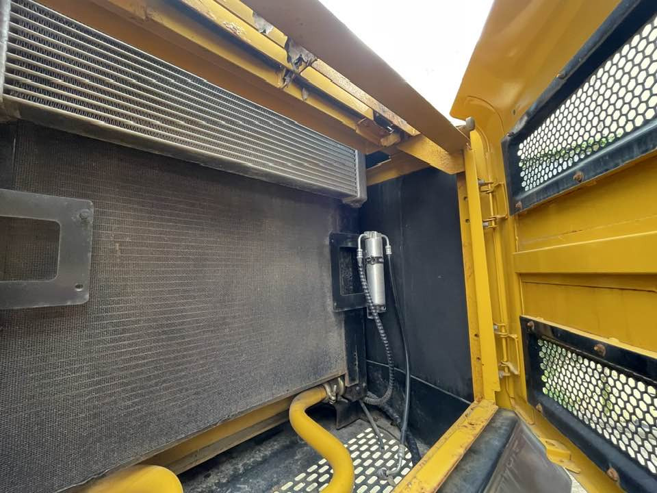 SANY SY305H - Kotrógép: 2 kép. SANY SY305H - Kotrógép: 2 kép.