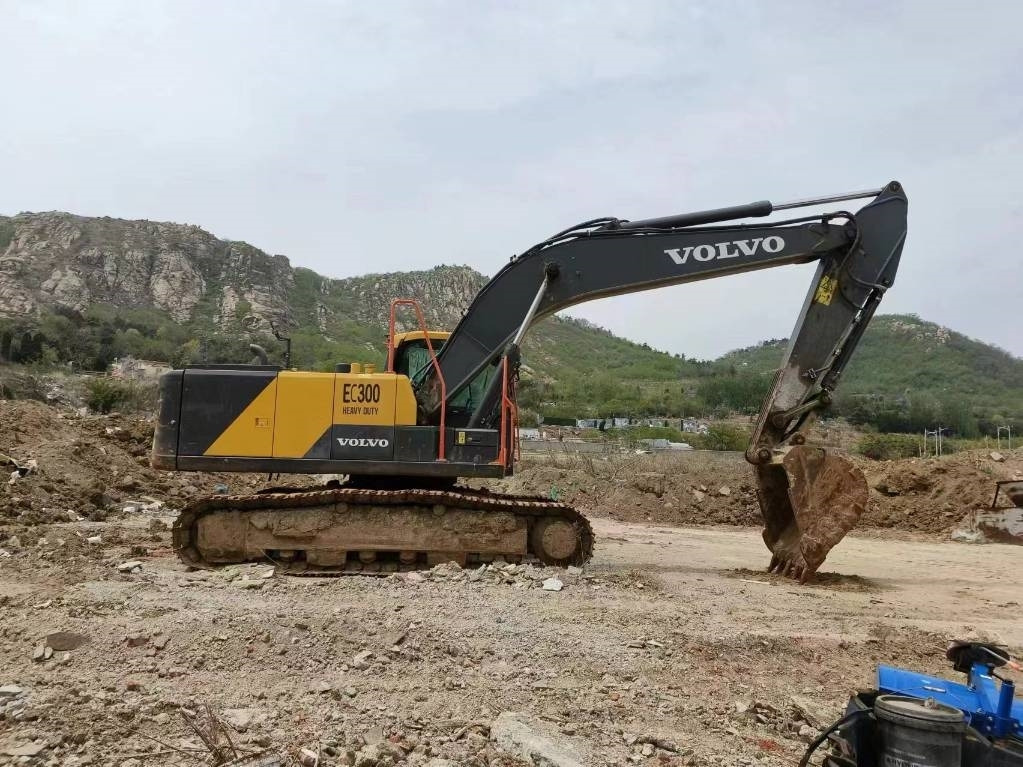 Volvo EC 300 - Lánctalpas kotró: 1 kép. Volvo EC 300 - Lánctalpas kotró: 1 kép.