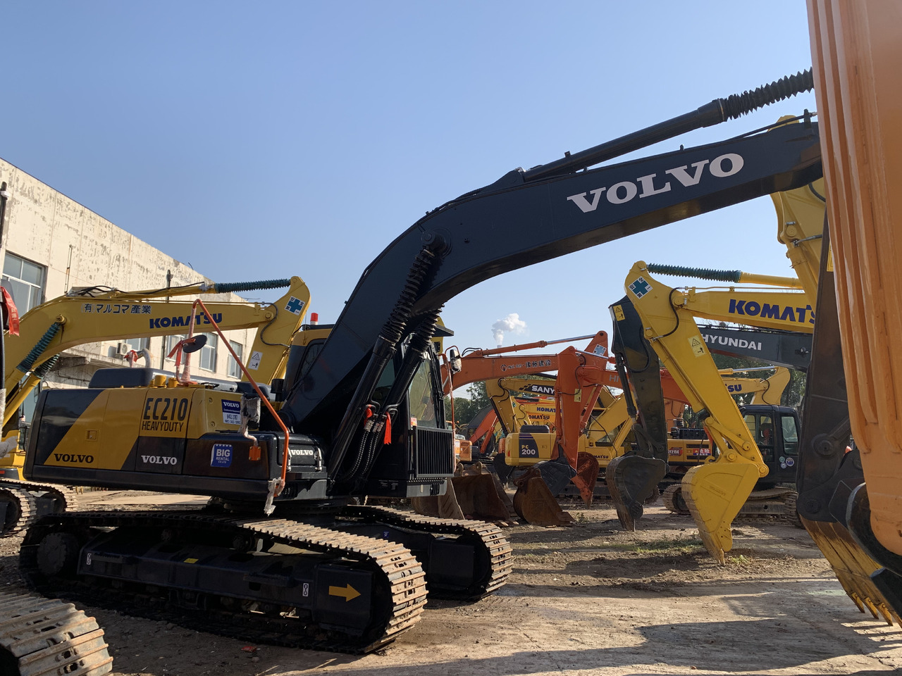 Volvo EC210D - Kotrógép: 2 kép. Volvo EC210D - Kotrógép: 2 kép.