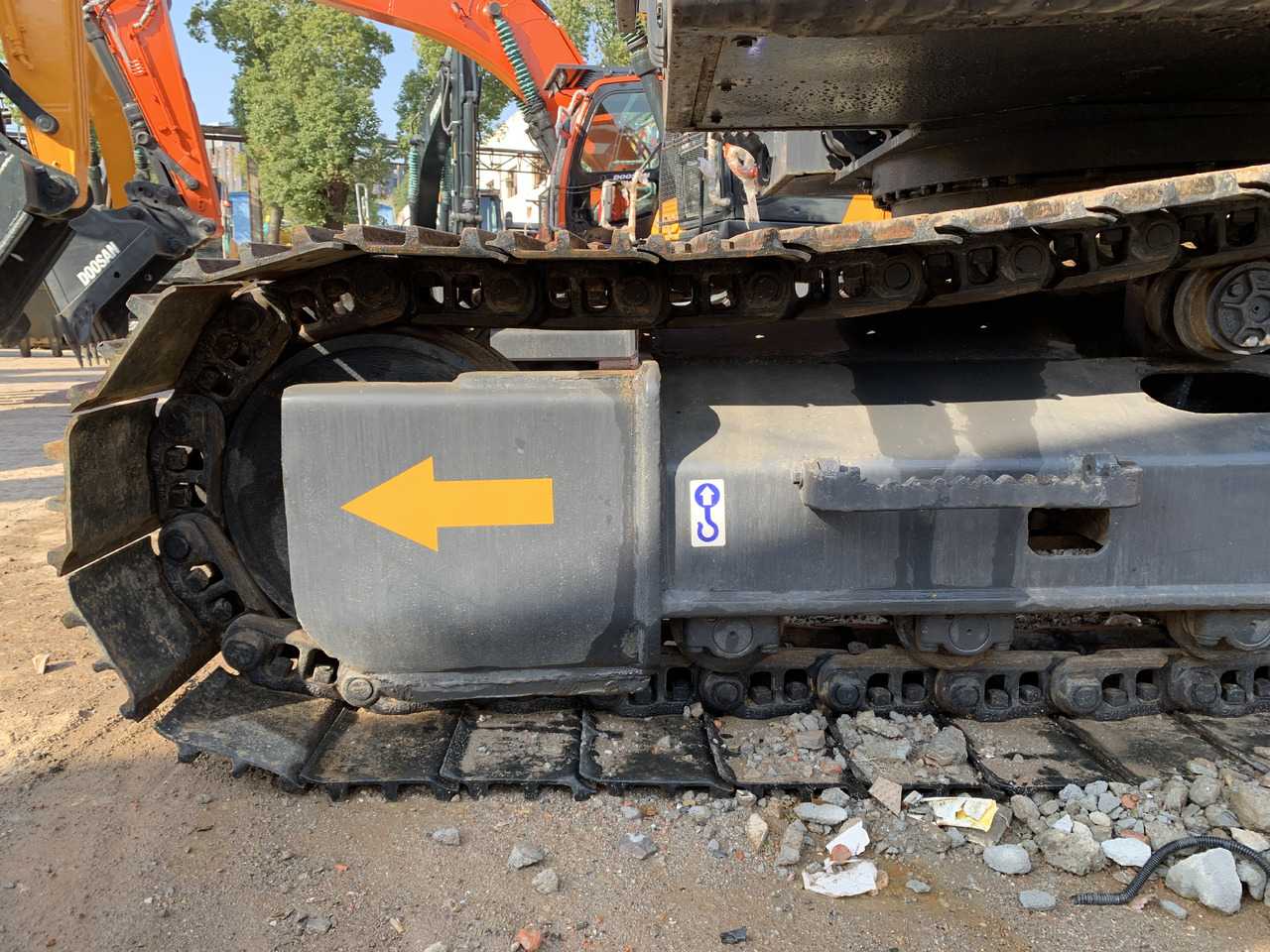 Volvo EC210D - Gumikerekes kotró: 4 kép. Volvo EC210D - Gumikerekes kotró: 4 kép.