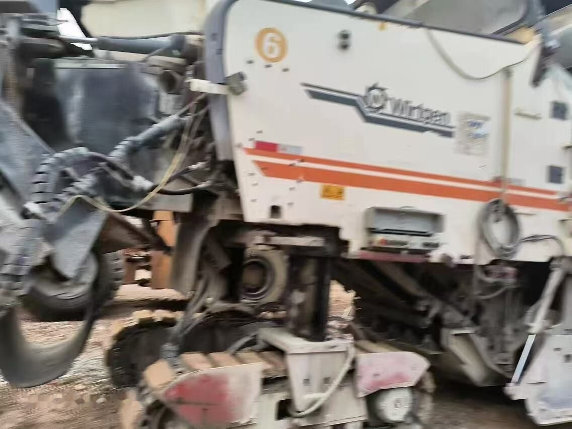 Wirtgen W2100 - Aszfaltmaró: 5 kép. Wirtgen W2100 - Aszfaltmaró: 5 kép.