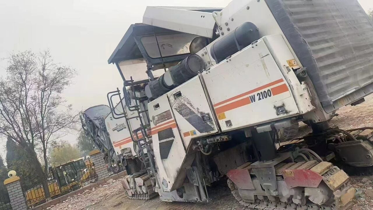 Wirtgen W2100 - Aszfaltmaró: 4 kép. Wirtgen W2100 - Aszfaltmaró: 4 kép.