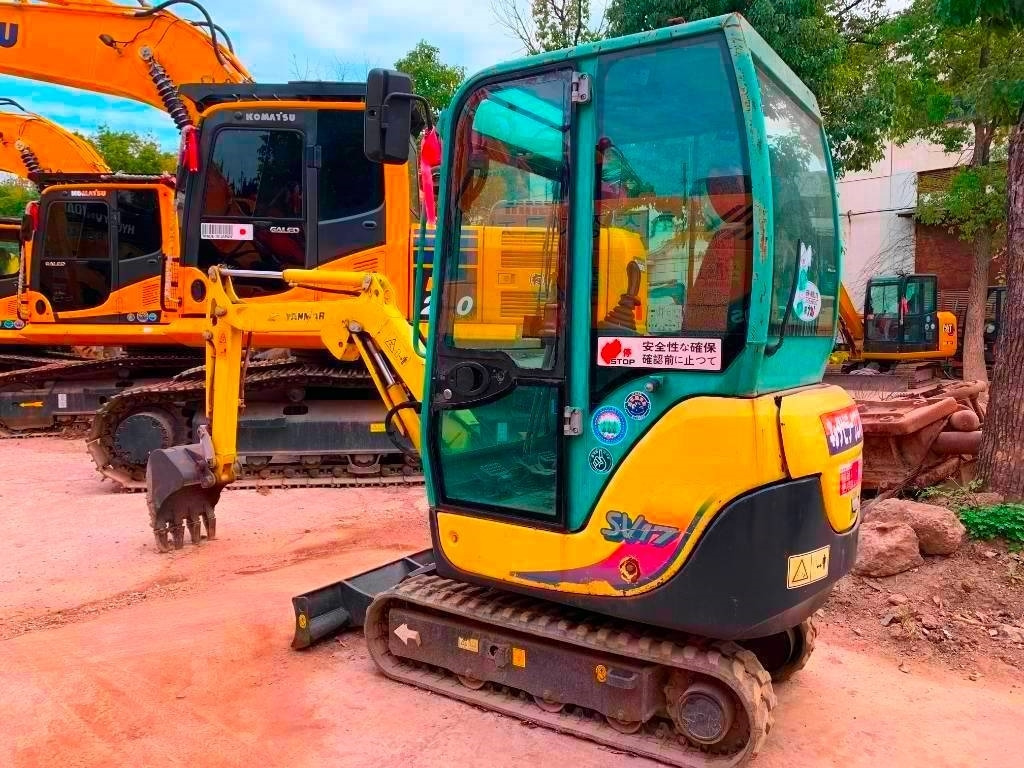 Yanmar SV 17 - Minikotró: 2 kép. Yanmar SV 17 - Minikotró: 2 kép.
