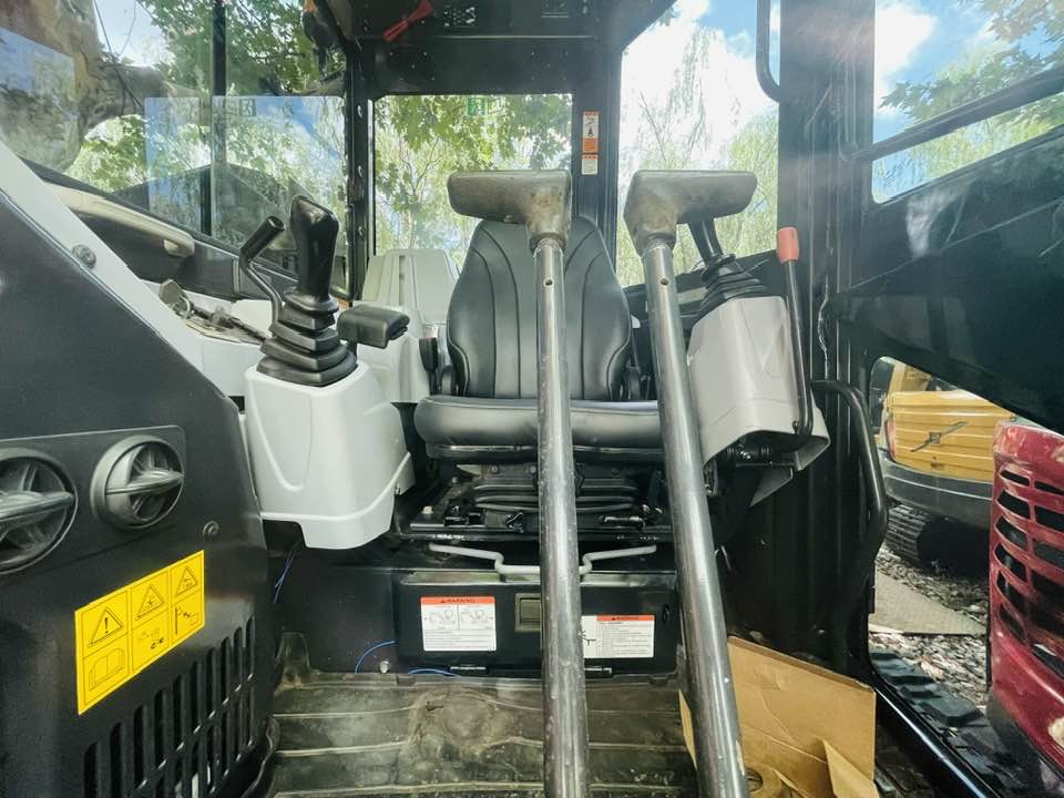 Yanmar ViO80-1A - Minikotró: 3 kép. Yanmar ViO80-1A - Minikotró: 3 kép.