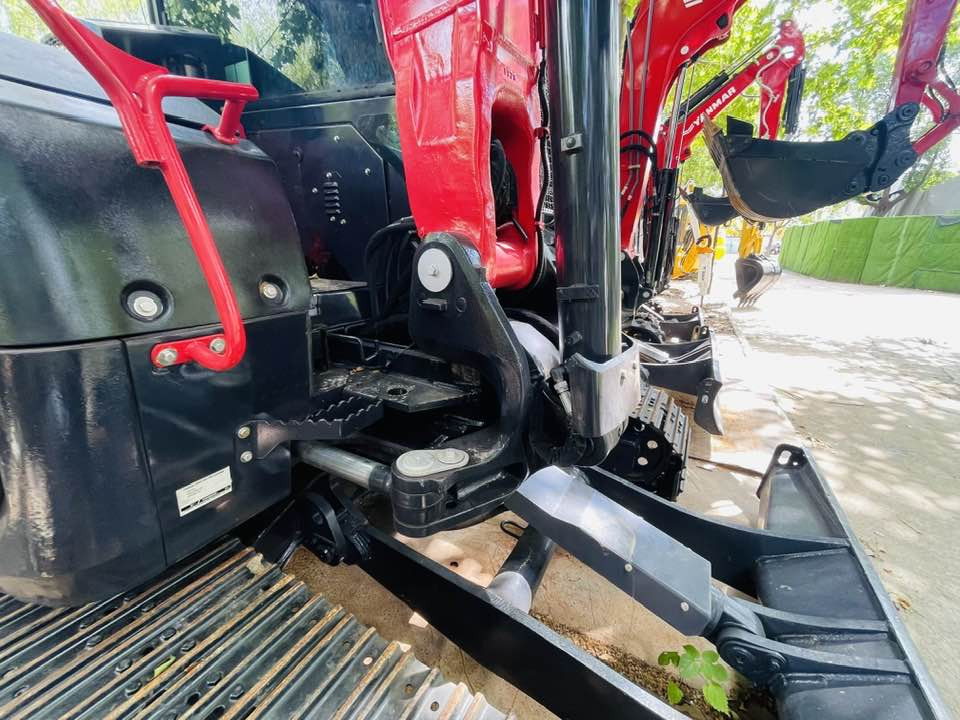 Yanmar ViO80-1A - Minikotró: 4 kép. Yanmar ViO80-1A - Minikotró: 4 kép.