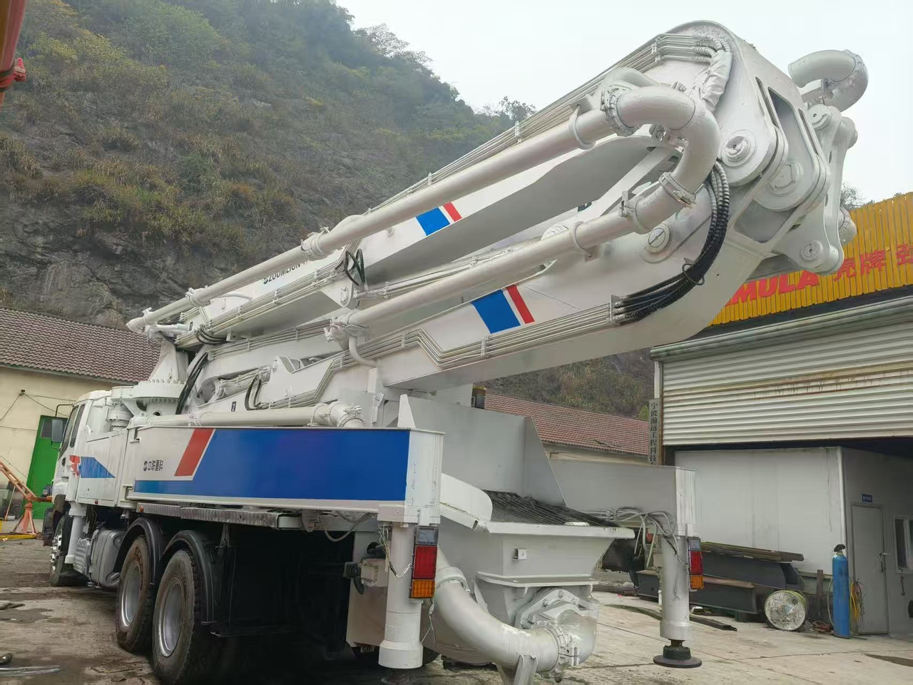 ZOOMLION ZLJ5335THB - Betonpumpa: 4 kép. ZOOMLION ZLJ5335THB - Betonpumpa: 4 kép.