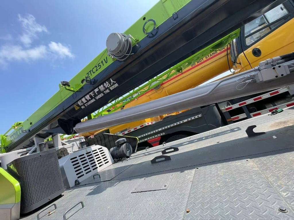Zoomlion ZCT251V - Terepjáró autódaru: 3 kép. Zoomlion ZCT251V - Terepjáró autódaru: 3 kép.