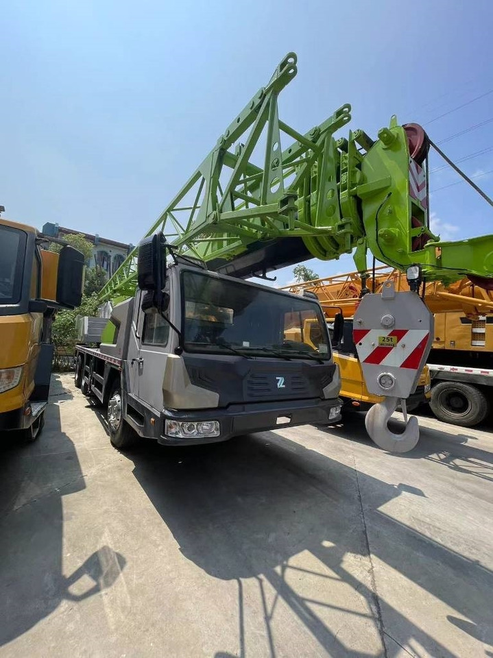 Zoomlion ZCT251V - Terepjáró autódaru: 2 kép. Zoomlion ZCT251V - Terepjáró autódaru: 2 kép.