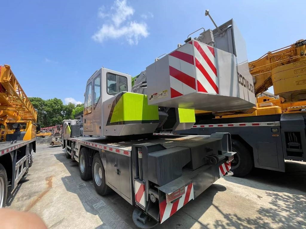 Zoomlion ZTC251V - Autódaru: 3 kép. Zoomlion ZTC251V - Autódaru: 3 kép.