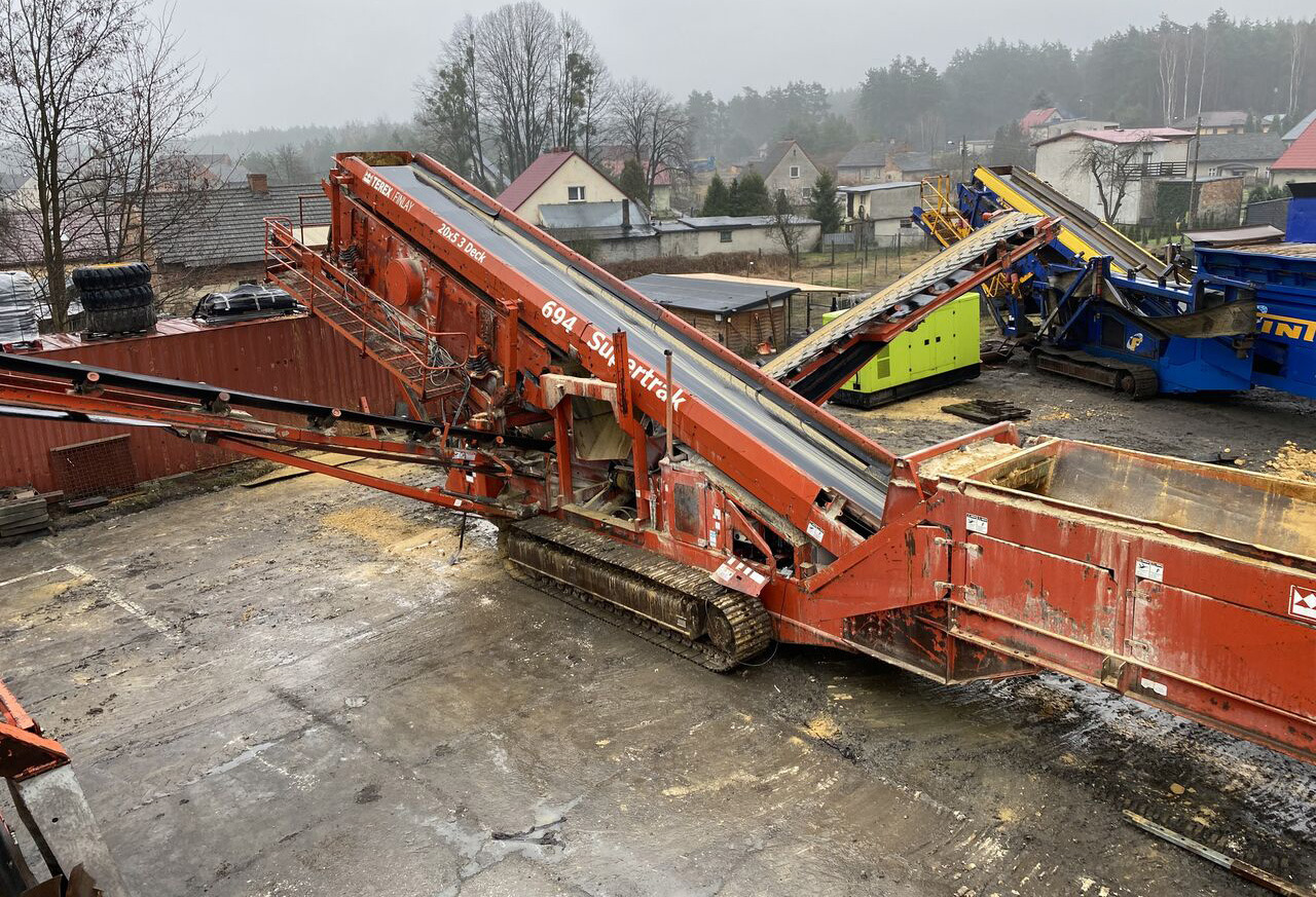 Terex - Finlay 694 - Osztályozó berendezés: 2 kép. Terex - Finlay 694 - Osztályozó berendezés: 2 kép.