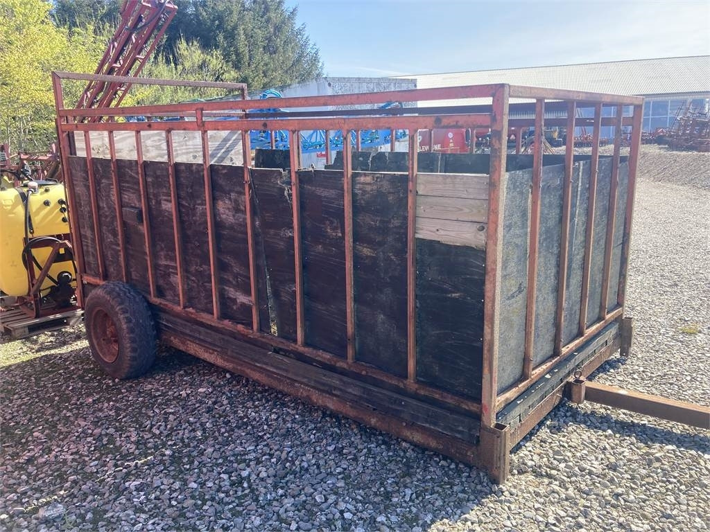 2X3,5MTR - Pótkocsi állatszállító: 2 kép. 2X3,5MTR - Pótkocsi állatszállító: 2 kép.