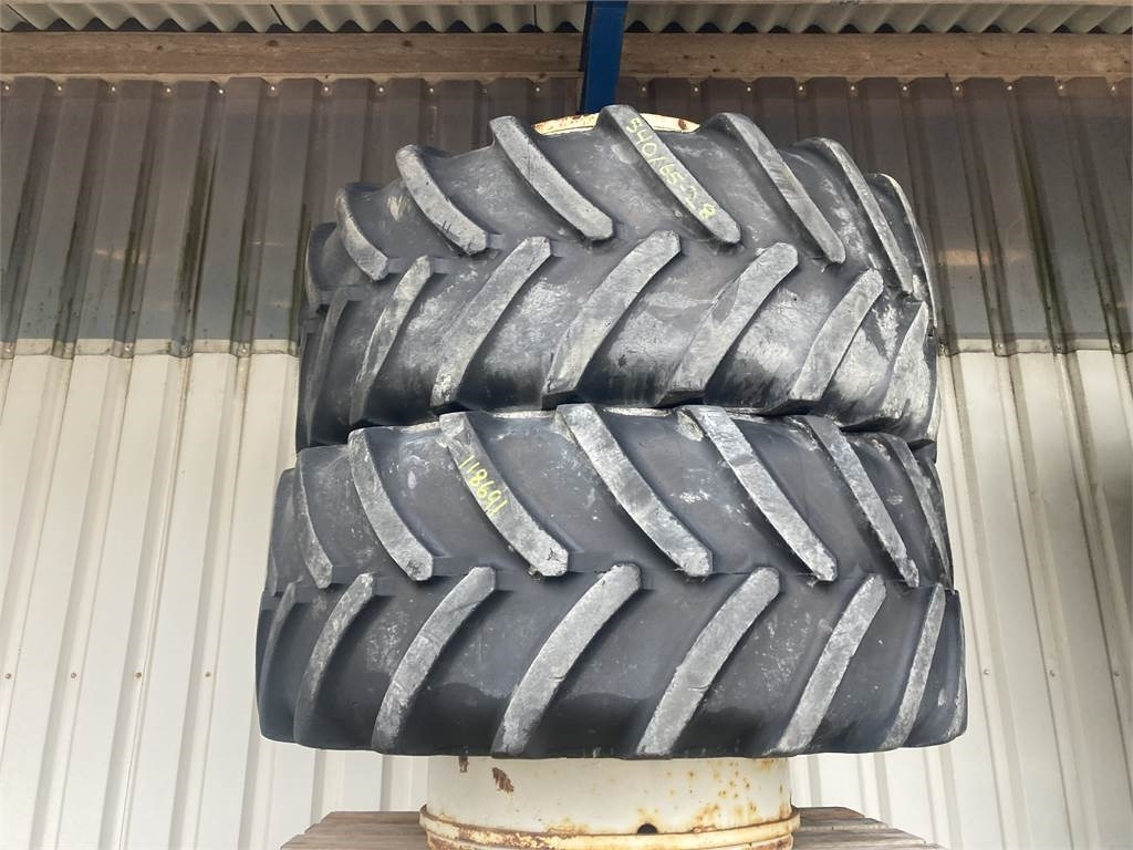 540/65R28 - Gumiabroncs: 1 kép. 540/65R28 - Gumiabroncs: 1 kép.