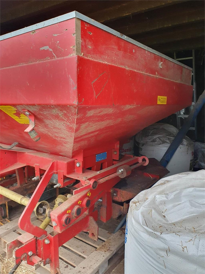 Bredal B2 LIFTOPHÆNGT - Műtrágyaszóró: 3 kép. Bredal B2 LIFTOPHÆNGT - Műtrágyaszóró: 3 kép.