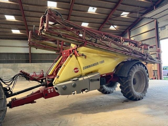 Hardi COMMANDER 7000I TWIN - Vontatott permetezők: 2 kép. Hardi COMMANDER 7000I TWIN - Vontatott permetezők: 2 kép.