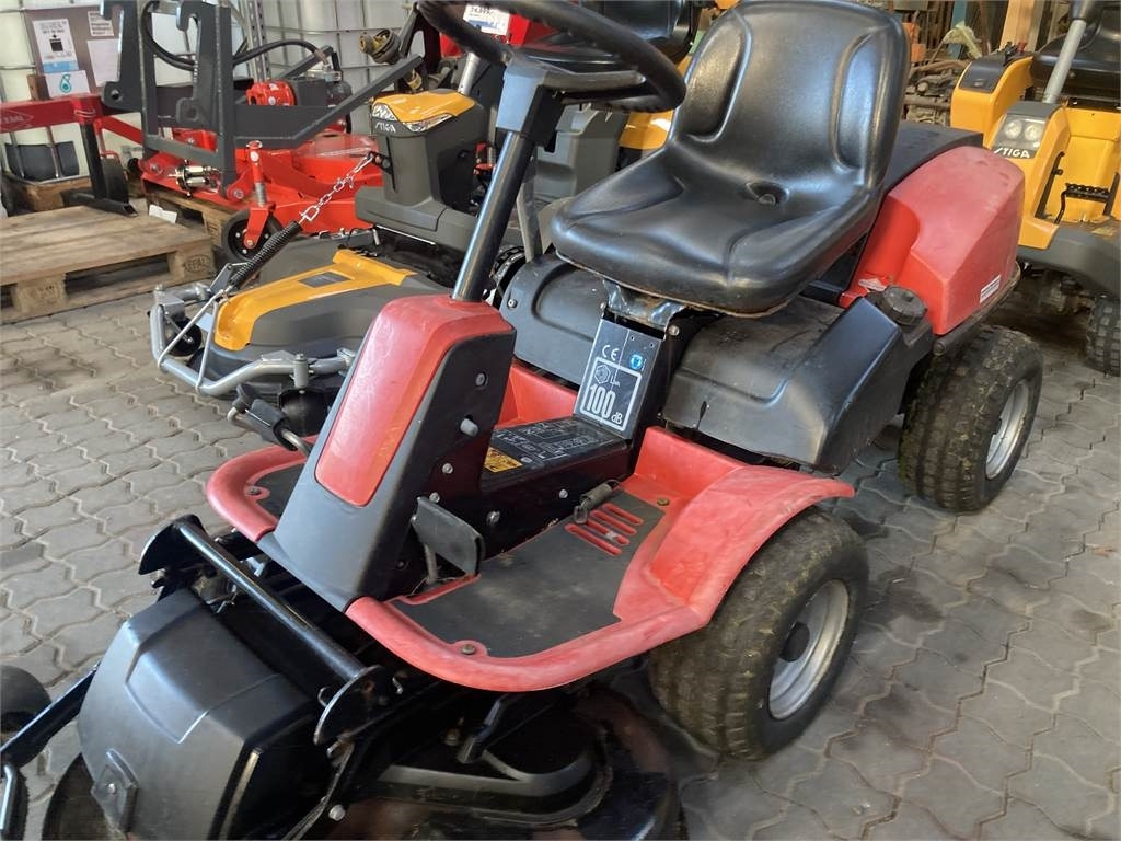 Jonsered FR2215MA - Kommunális traktor: 2 kép. Jonsered FR2215MA - Kommunális traktor: 2 kép.