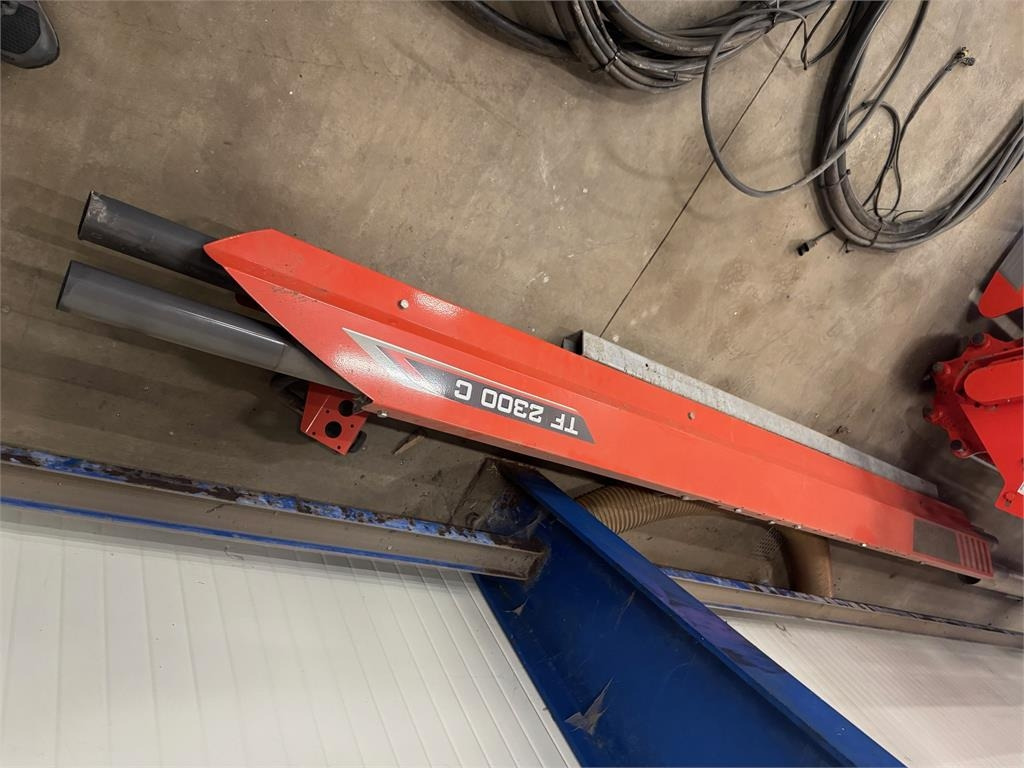 Kuhn TF 2300 C ISOBUS - Tartály: 4 kép. Kuhn TF 2300 C ISOBUS - Tartály: 4 kép.