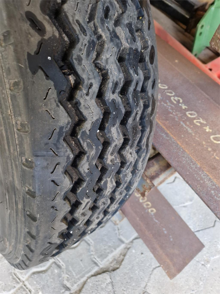 Ling Long 245/70R17,5 - Gumiabroncs - Mezőgazdasági gépek: 2 kép. Ling Long 245/70R17,5 - Gumiabroncs - Mezőgazdasági gépek: 2 kép.