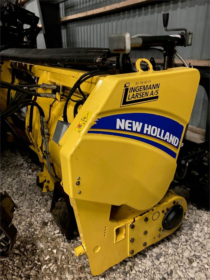 New Holland 380FPE PICKUP - Takarmánybetakarító gép: 1 kép. New Holland 380FPE PICKUP - Takarmánybetakarító gép: 1 kép.