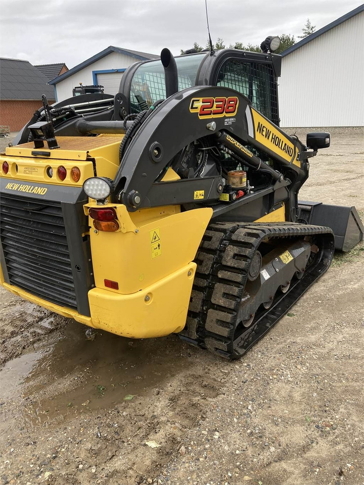 New Holland C 238 LOADER - Kompakt lánctalpas rakodó: 4 kép. New Holland C 238 LOADER - Kompakt lánctalpas rakodó: 4 kép.